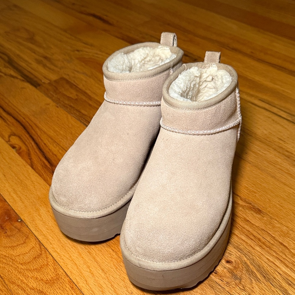 UGG Classic Ultra Mini Platform in Sand